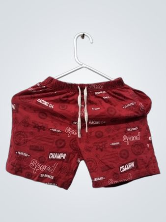 Rote Shorts mit Geschwindigkeits- und Renn-Graphics
