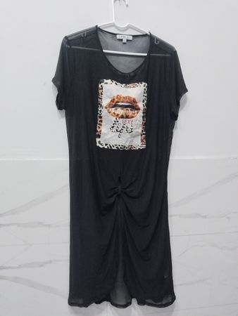 LOVE J Schwarzes Netzkleid mit Grafiken von Lippen aus Strass