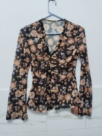 Durchsichtige Blumendruck geraffte V-Ausschnitt Knopf-Bluse