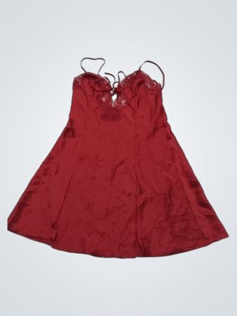 Rotes satin Nachthemd mit Spitzeabschluss