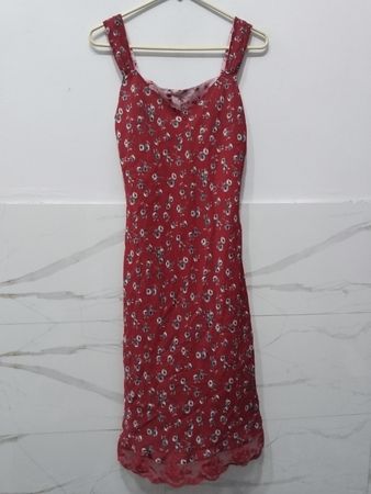 Rotes Blumenmusterkleid