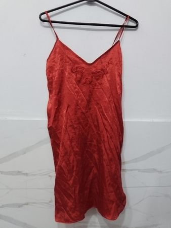Robe nuisette en satin rouge avec broderie florale