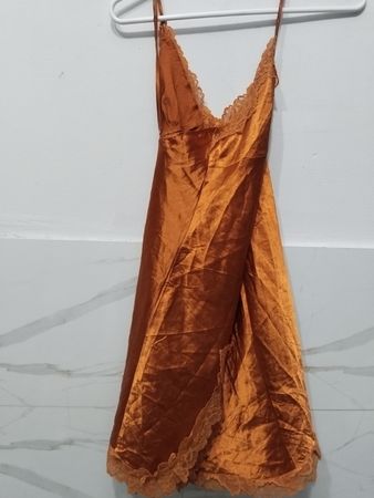 Oranges Satin-Chemisierkleid mit Spitzenrand
