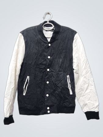 Schwarze und weiße Collegejacke mit Telefon-Graphic