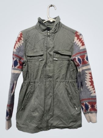 QUINN Damen-Militärjacke mit Aztekenmuster-Ärmeln