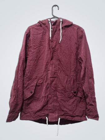 Burgunderfarbene Kapuzenjacke mit dem Etikett "DIVISION 19-/ SQUADRON 55 EST.MM - STOCKHOLM