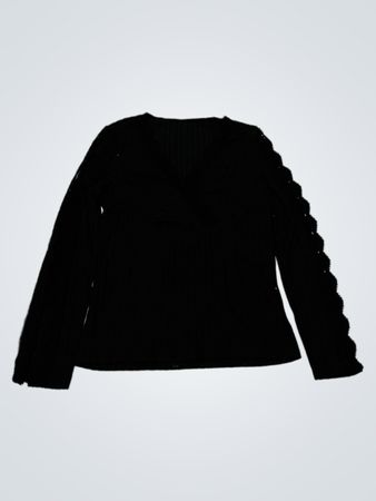 Schwarzer Pullover mit strukturierten Ärmeln