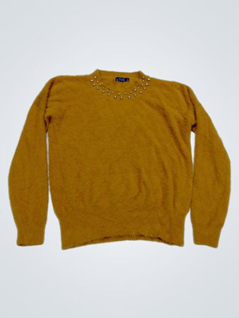 SNOWFLAKE ONE SIZE Senfgelber flauschiger Pullover mit verziertem Ausschnitt
