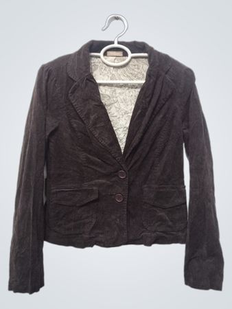 Ein einreihiger brauner Cordblazer mit besticktem Rückendetail