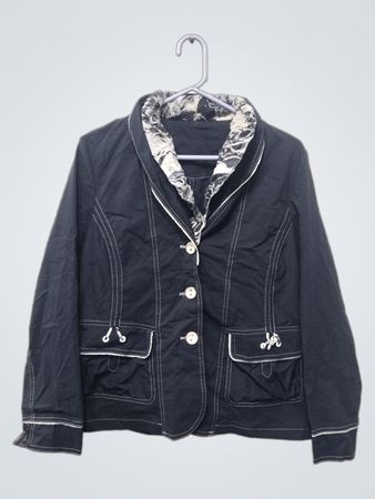 Schwarze Jacke mit weißen Nähten und floralem Futter