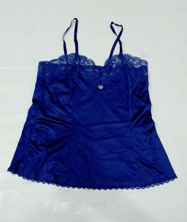 Chemise mit blauer Spitzenbesatz