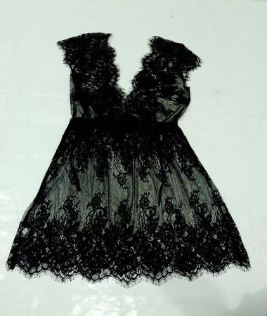 Schwarzes Spitzenkleid