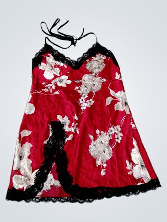 Rotes Nachthemd mit Blumenmuster und schwarzer Spitzenborte
