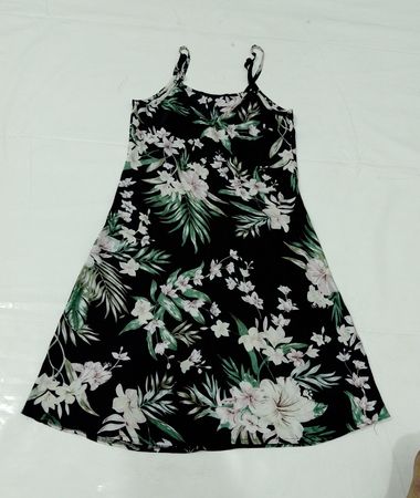 Schwarzes Spaghettiträgerkleid mit Blumenmuster