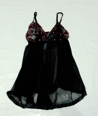 Schwarzes Babydoll-Nachthemd mit roter Spitze und Pailletten