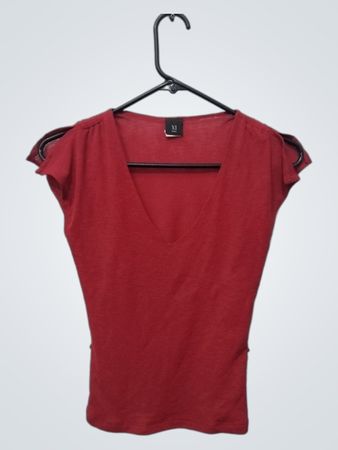 XI U.S.A. Rotes V-Ausschnitt-Shirt mit Kappenärmeln