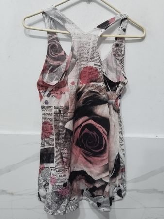 Tanktop mit Rosen- und Zeitungsprint