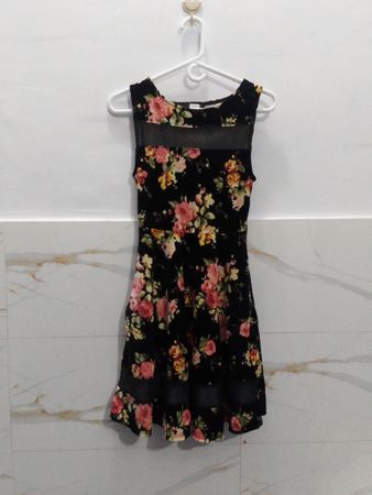 Attention ! Robe à empiècement en mesh à imprimé floral