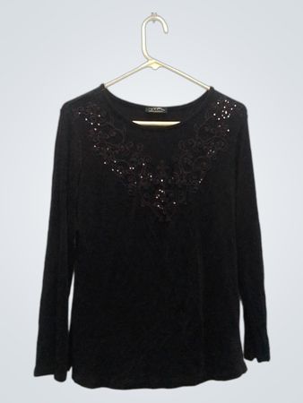 Top nero a maniche lunghe con scollo impreziosito
