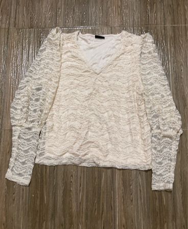 Spitzen-Creme-Top mit Puffärmeln und V-Ausschnitt