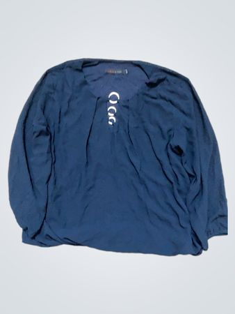 Blaues langärmeliges Oberteil mit dekorativen Ringen