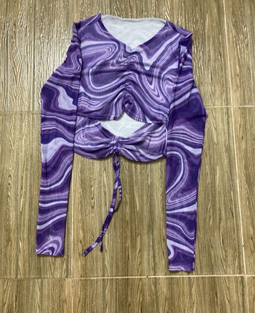 Langes Oberteil mit langen Ärmeln, lila Marmorprint, gerafft und mit Cut-out