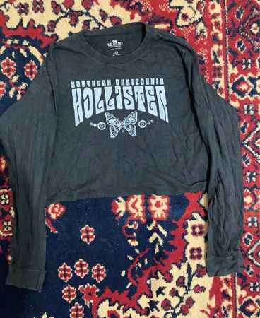 Hollister Langärmeliges Cropped-Grafik-T-Shirt