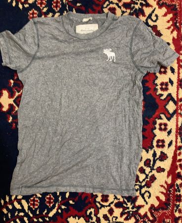 Abercrombie & Fitch graues T-Shirt mit Elch-Logo