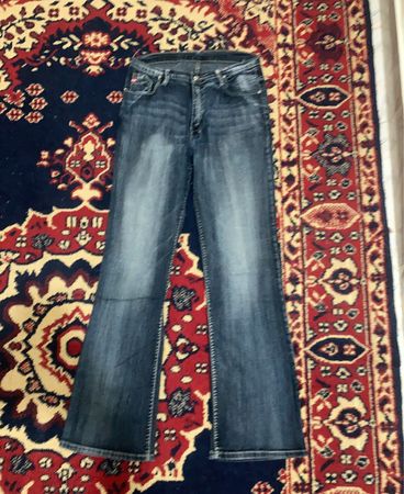 Blaue ausgestellte Jeans