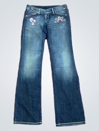 Blaue Schlagjeans mit bestickten Blumen