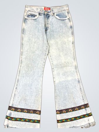 GUESS Damen Jeans in Hellwasch mit ausgestelltem Bein und besticktem Saum