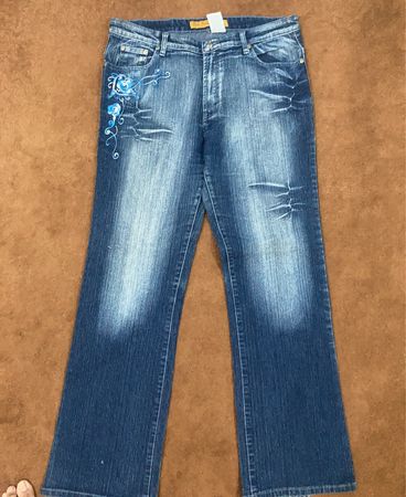 Blaue bestickte Jeans