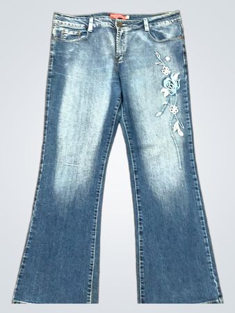 Blaue Schlagjeans mit Blumenstickerei