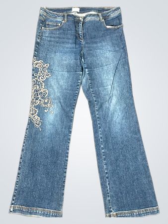 Blaue Jeans mit bestickten Details