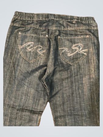 Blaue Jeans mit verzierten Taschen