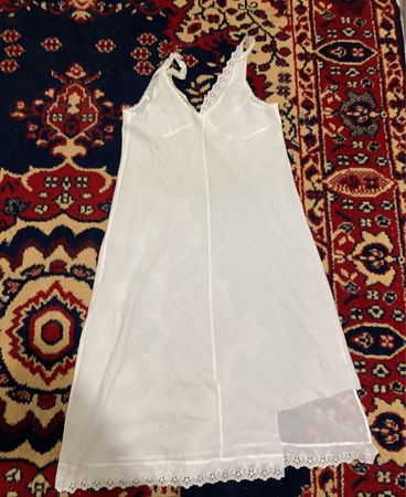 Weiße Unterkleid mit Spitzenbesatz