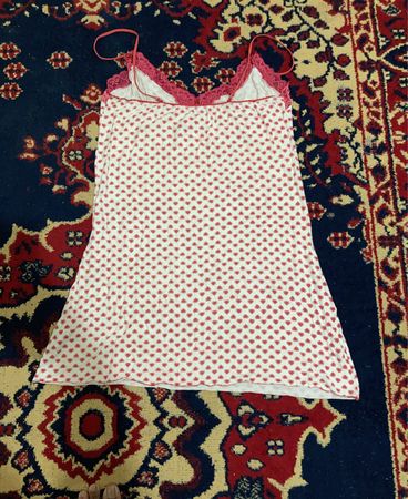 Weiße Camisole mit rosa Spitzensaum und Herzmuster