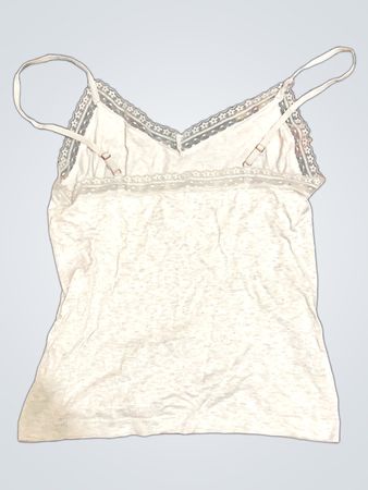 Weiße Camisole mit Spitzenbesatz