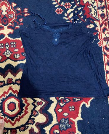 Marineblaue Spitzen-Camisole mit Knopfdetail