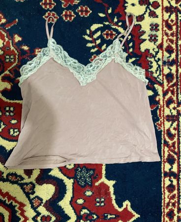 Rosa Camisole mit Spitzensaum