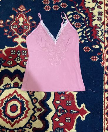 Rosa Camisole mit Spitzenbesatz und besticktem Muster