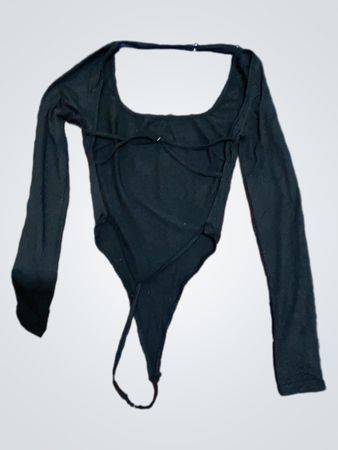 Schwarzer Body mit langen Ärmeln