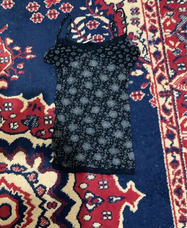 Schwarzes Camisole mit floralem Muster und Spitzenbesatz