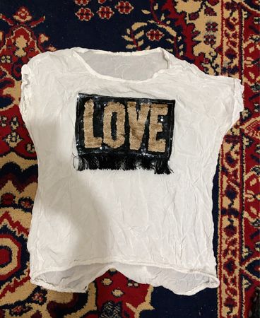 Weißes T-Shirt mit Paillettenverzierung „LOVE“