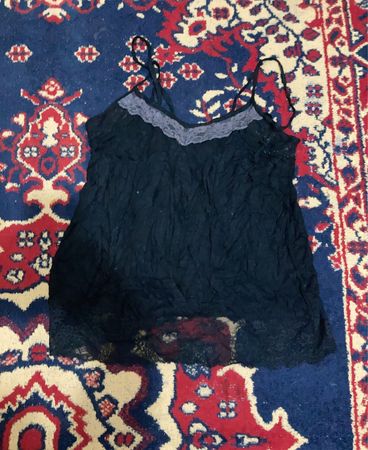 Schwarzes Spitzen-Camisole mit lila Besatz