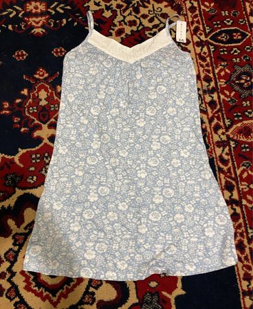 Blaues Slipkleid mit Blumenmuster und weißer Spitzenborte
