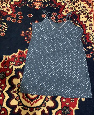 Blaues Kleid mit weißen Polka-Dots