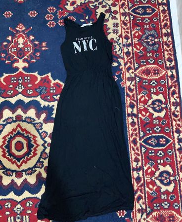 Schwarzes ärmelloses Kleid mit „TEAM STYLE NYC“-Grafik