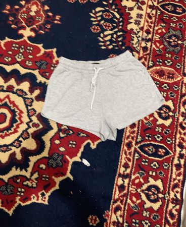 Graue Sweatshorts