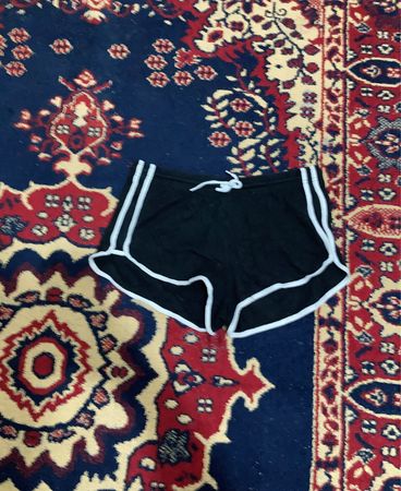 Schwarze Sportshorts mit weißer Einfassung